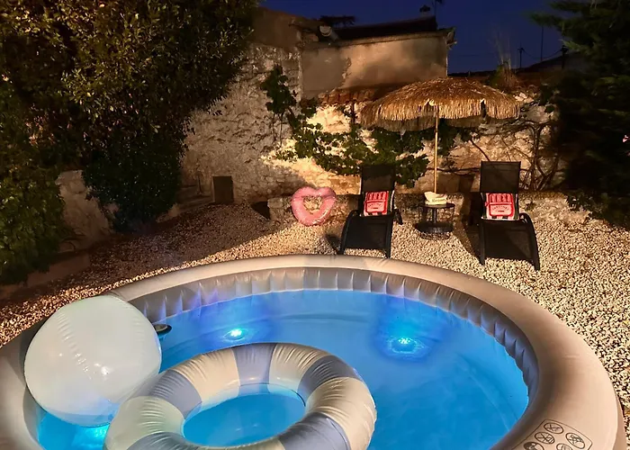 Holiday home La Maison De La Fontaine - Jacuzzi And Petanque